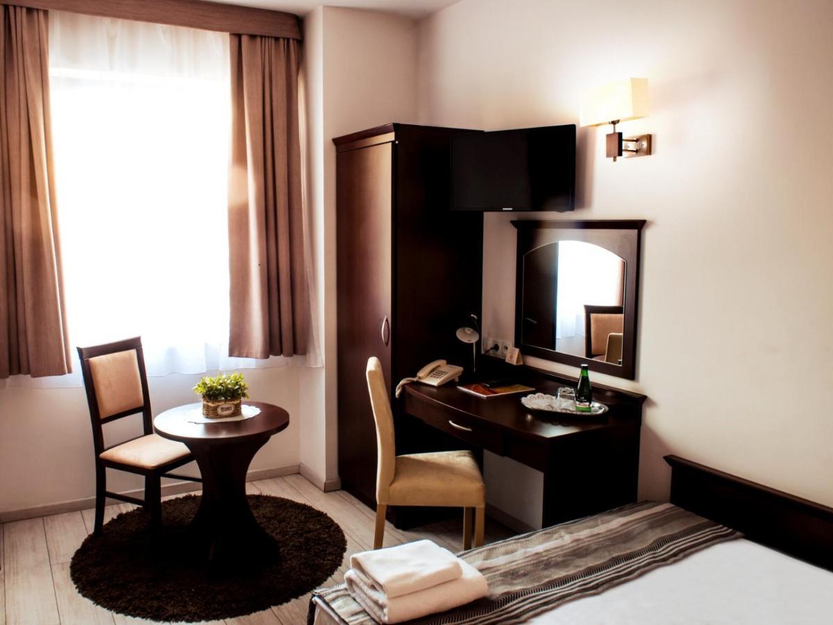 Hotel Feniks غنيزنو المظهر الخارجي الصورة