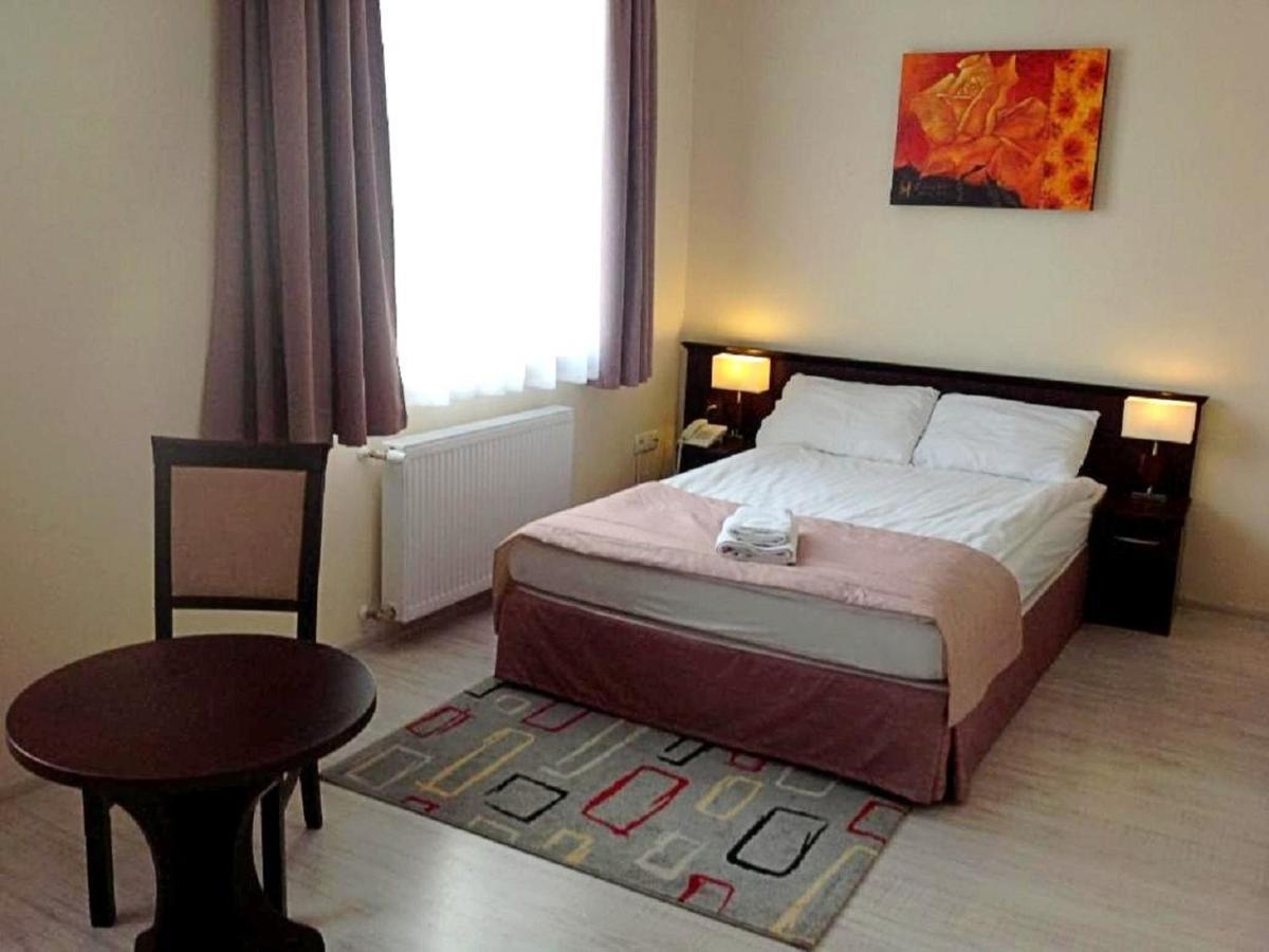 Hotel Feniks غنيزنو المظهر الخارجي الصورة