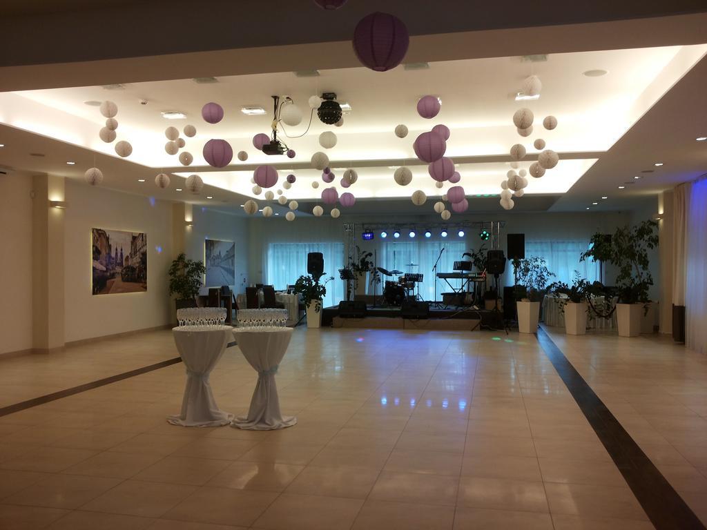 Hotel Feniks غنيزنو المظهر الخارجي الصورة
