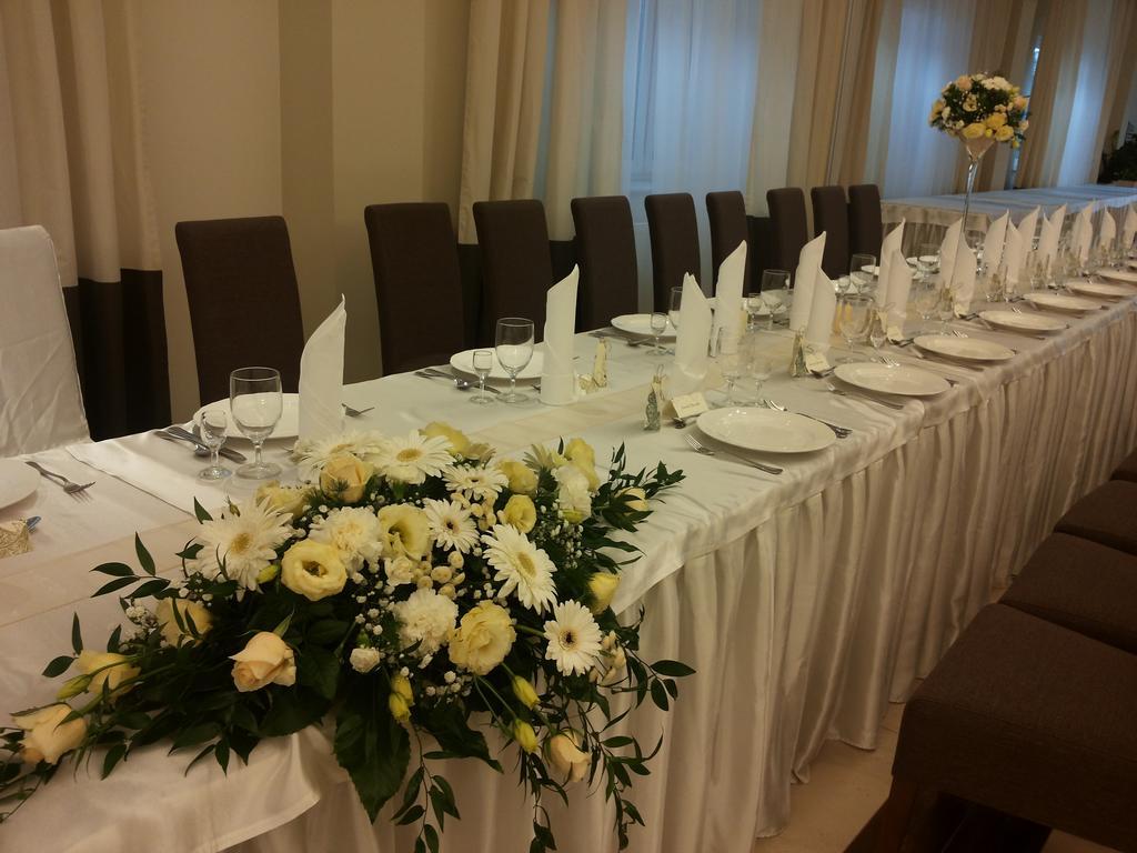Hotel Feniks غنيزنو المظهر الخارجي الصورة