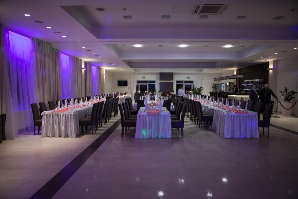 Hotel Feniks غنيزنو المظهر الخارجي الصورة