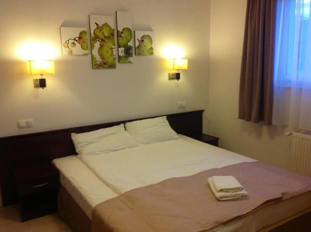 Hotel Feniks غنيزنو المظهر الخارجي الصورة